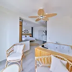 Athena Hotel *